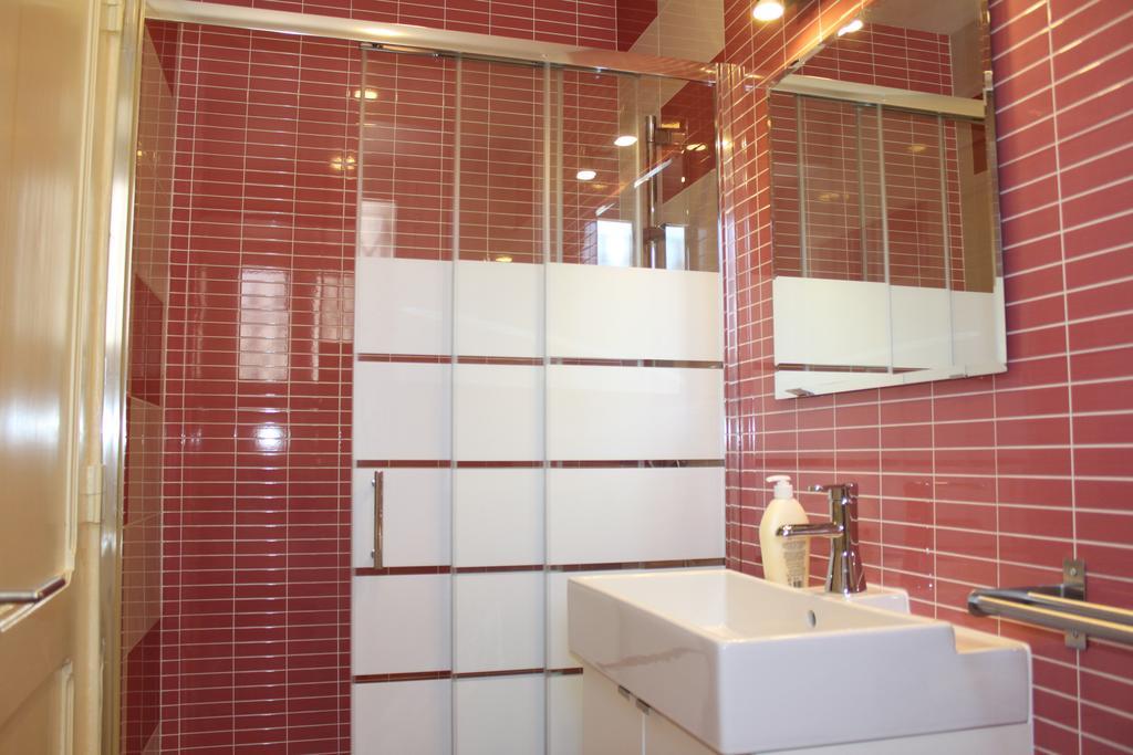 Deluxe Double Room Shower