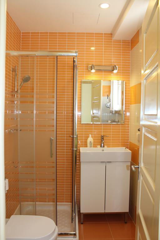 Deluxe Double Room Shower