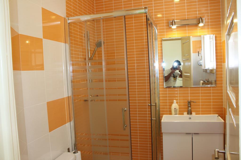 Deluxe Double Room Shower